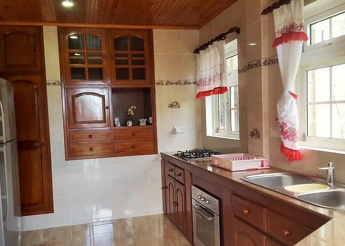 Hibiscus House Seychelles Self Catering * Victoria